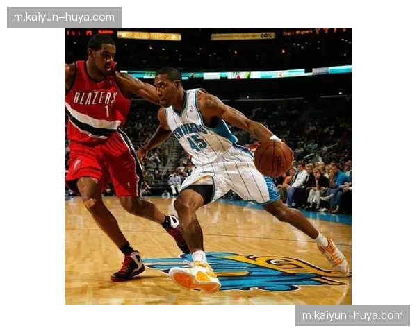 黄蜂区域联防限制突破路线，迫使对手选择效率较低外线出手